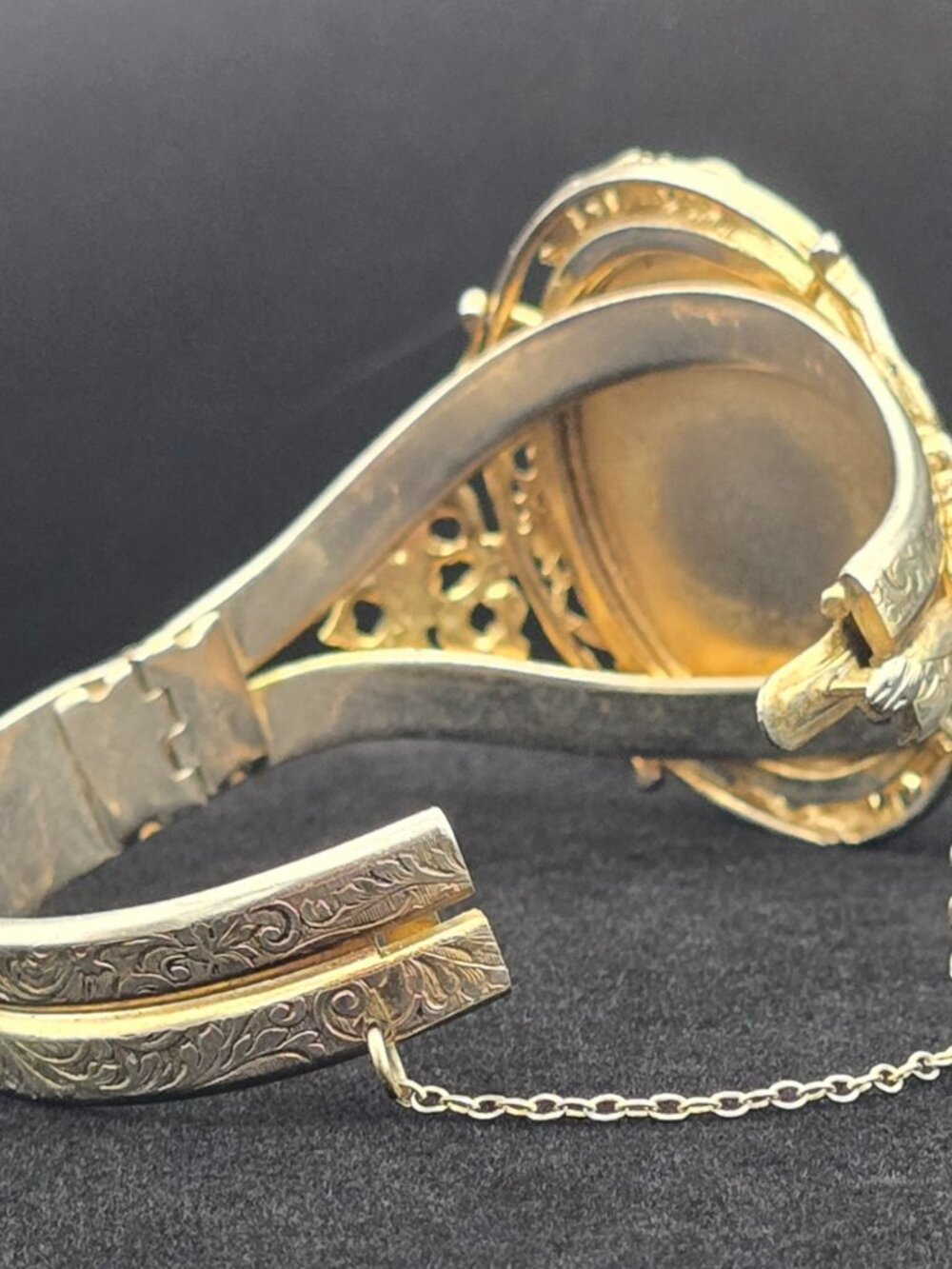 Vintage Signed Whiting & Davis Large Cameo Hinged Cuff Bracelet Good Condition - Picture 2 of 3